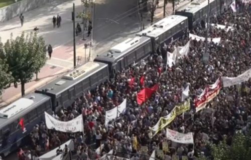 U Atini prava drama: Policija vodenim topovima i suzavcem RASTERALA demonstrante na skupu antinacizma