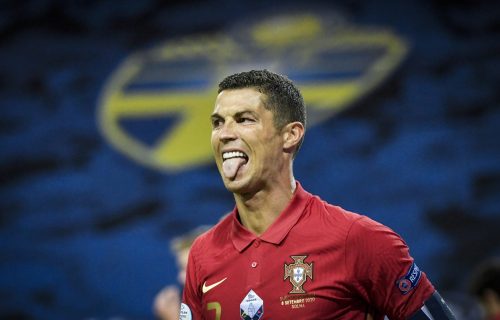 "Ćelavi" Ronaldo slavio pobedu: Sunčanje i nago telo u borbi protiv koronavirusa! (FOTO)