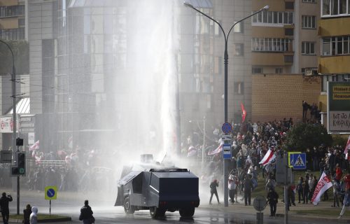 Vodenim topovima na demonstrante: Na ulicama Minska na hiljade ljudi (VIDEO)