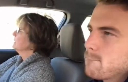 Pred majkom nikad nije pevao, a onda ju je iznenadio i to dok VOZI: Žena se načisto IZGUBILA (VIDEO)