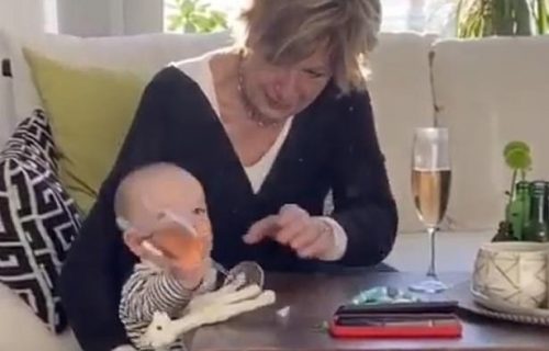 Mreže gore, svi se svađaju da li je ISPRAVNO postupila: Baka BACILA bebu da uhvati čašu šampanjca (VIDEO)