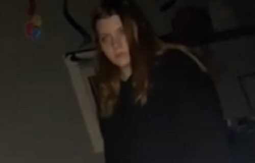 Bizarno i jezivo: Snimila sestru kako usred noći stoji u sobi i MESEČARI (VIDEO)