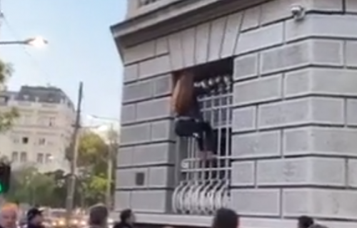 Ovo je DEVOJKA koja je VISILA sa zgrade Predsedništva! Neda (27) radila "zgibove" na prozoru (VIDEO)