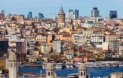 Jak zemljotres pogodio Istanbul: Zgrade se zatresle, građani panično istrčali na ulice