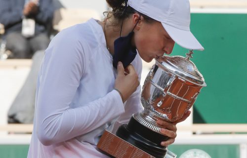 Senzacionalna ŠAMPIONKA! Od kvalifikacija do pehara: 53. teniserka sveta osvojila Rolan Garos