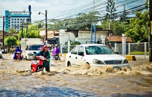 Upali kolima u popljavljeni deo grada: Voda ušla do kolena, pa su ovako rešili problem (VIDEO)