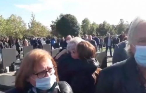 Era Ojdanić neutešan na Borinoj sahrani: Ova KOLEGINICA ga grlila i tešila dok je tiho jecao (VIDEO)