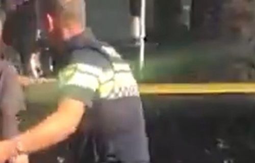 Velika DRAMA: Muškarac sa MITRALJEZOM i BOMBOM upao u banku, više od 30 ljudi drži kao taoce (VIDEO)