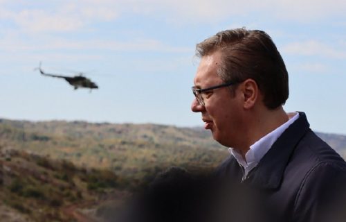 Predsednik je krenuo na VOJNU VEŽBU, ali je zbog njega zastao: Fotografija koja je sve raznežila!