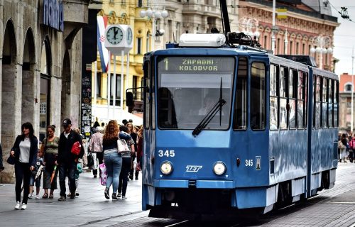 U centru Zagreba izašla na ulicu i napravila VELIKI ZASTOJ: Oduševiće vas razlog zašto (VIDEO)