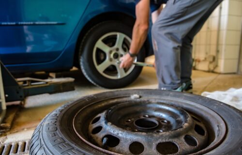 Lopovi ne praštaju, evo gde najviše kradu: Pola Beograda vozi bez važnog DELA AUTOMOBILA