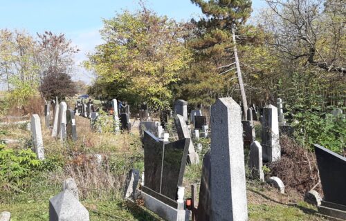 Pronašao na očevom GROBU novčić i staru kapu: Uveče mu pozlilo kad je otkrio tajnu staru 30 godina