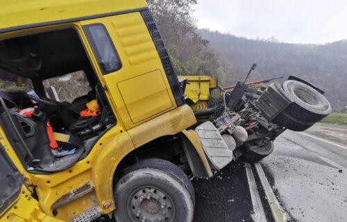 Stravičan udes kod Čačka: Prevrnuo se kamio pun kreča, vozač u teškom stanju (FOTO)