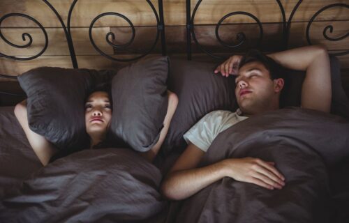 Stručnjaci savetuju: 5 trikova kako da zaspite kada vaš partner HRČE, a jedan ima veze sa TENISOM