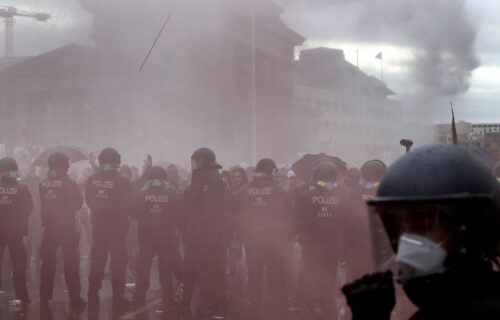 Haos ispred Bundestaga: Demonstranti opkolili zgradu, policija ih tera VODENIM TOPOVIMA (VIDEO)