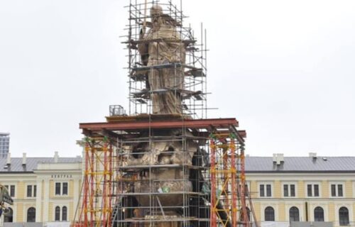 Stefan Nemanja dobio mač: Postavljeni svi delovi veličanstvene skulpture na Savskom trgu (FOTO)