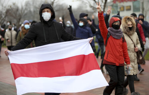 Haos u Belorusiji se nastavlja: Uhapšene STOTINE demonstranata, dramatično u Minsku (VIDEO)