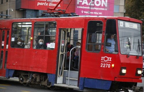 PRAVA SRAMOTA u beogradskom tramvaju: Svi putnici su gledali u leđa ovog čoveka (FOTO)