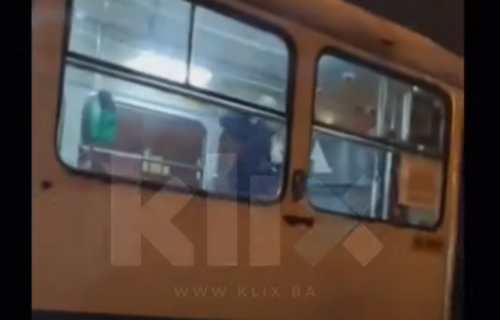 Opšta tuča u tramvaju u Sarajevu: Pobili se migranti i nekoliko građana, udarali i palicama (VIDEO)