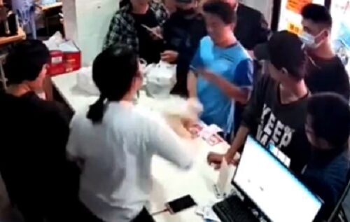 Dostavljač izgubio strpljenje i napao radnicu, a onda je sa nekoliko udaraca PREVASPITAN (VIDEO)