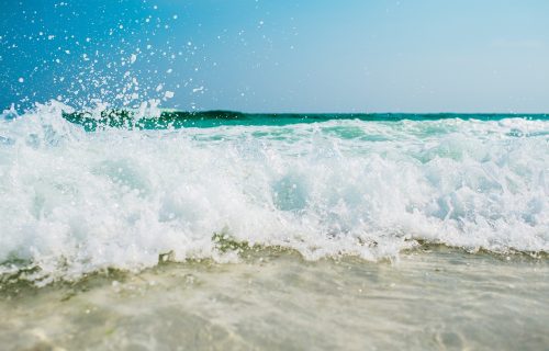 Žena umrla na plaži na Jadranu: Neki nisu ni primetili poluprekriveno telo, pa su nastavili zabavu