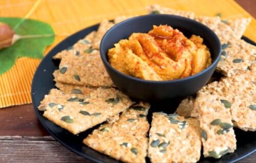 Idealan uz integralni hleb ili pločice: Napravite perfektno začinjen HUMUS od bundeve (RECEPT+VIDEO)