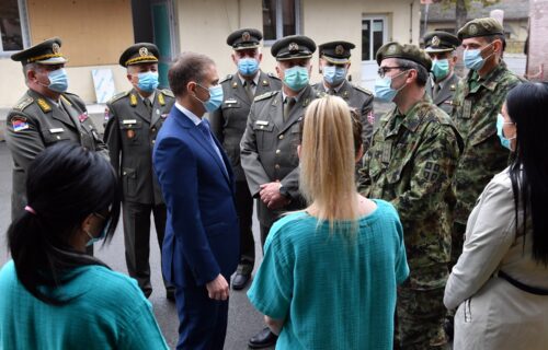 "Hvala ljudima koji rade 24 sata i rizikuju svoje zdravlje": Stefanović obišao vojne kovid bolnice (FOTO)