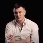 Ovako izgleda MAJKA Vuka Kostića: Glumac potiče iz ugledne porodice, njegov otac je čuveni Pljaka (FOTO)