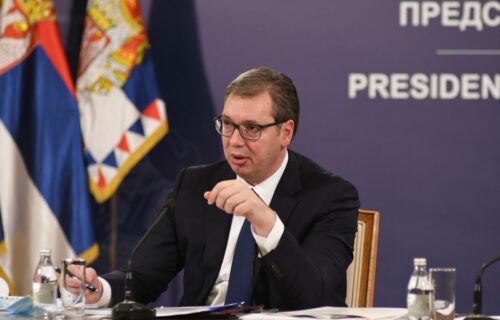 "Radujem se što me optužuju da šaljemo VAKCINE, a ne TENKOVE": Vučić nije hteo da gubi vreme na Servera
