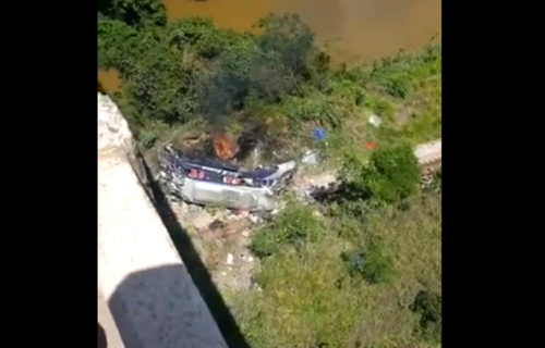 HOROR u Brazilu: Autobus sleteo sa mosta, POGINULI na sve strane (VIDEO)