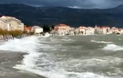 Drama u Hrvatskoj: Talasi od 6 metara POTOPILI grad, užasno nevreme na Jadranskom moru (VIDEO)