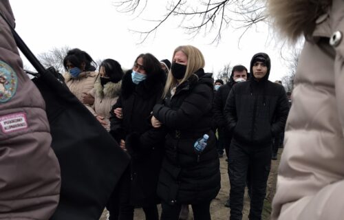 Majka Darka Lazića SLOMLJENA od bola, snajka i sestra je drže, jedva stoji na nogama! (FOTO)