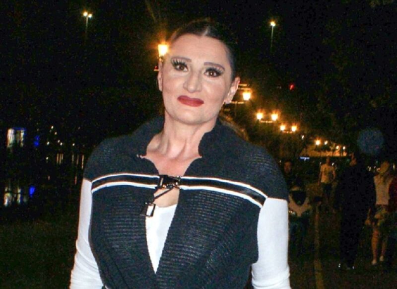 Sećate li se kako je Mira Škorić IZGLEDALA pre gotovo tri decenije? Osmeh na licu, a u ruci OVO (FOTO)