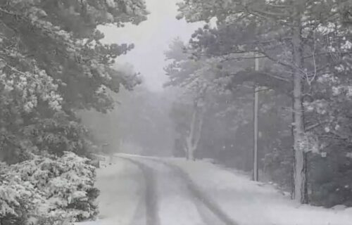 Blokirani seoski putevi na Pešteru: Sneg napravio HAOS, u Sjenici dostigao visinu i do 18 centimetara