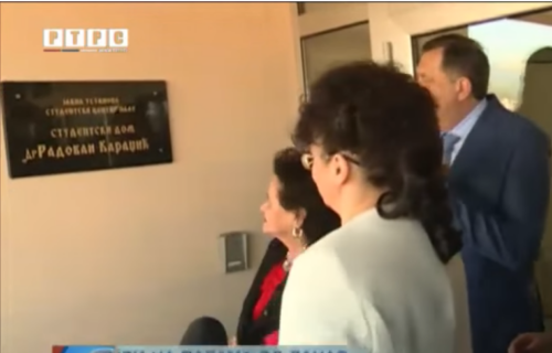 Tabla "razdora" na Palama nakon 5 godina opet dobila publicitet! Reagovala ćerka Radovana Karadžića