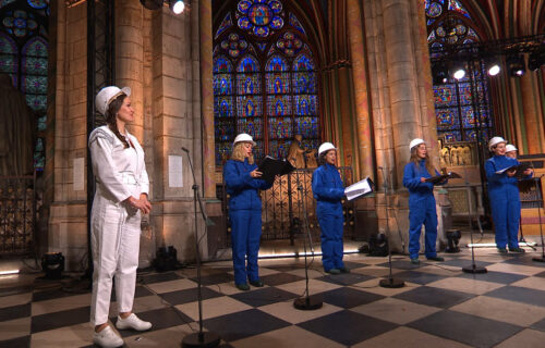 Održan je raskošni koncert u Notr Damu: Članovi hora su morali da nose zaštitne kacige i odela (VIDEO)