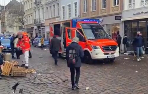 Prvi snimci sa mesta UŽASA u Nemačkoj: BEBA i otac poginuli, svedoci pokušali da je ožive (VIDEO)