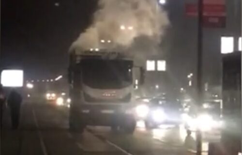 POŽAR kod UŠĆA! Zapalio se kamion na Novom Beogradu, dim se diže iznad Tržnog centra