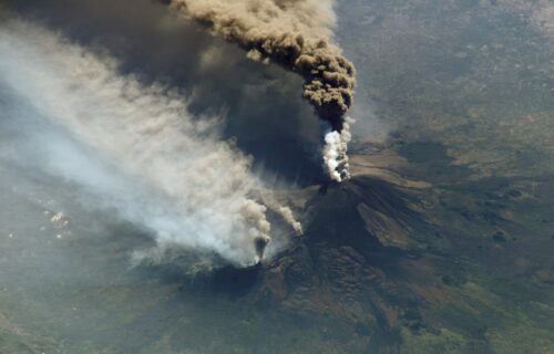 Sve se desilo usred noći! VULKAN Etna proradio, jeziv zvuk odzvanjao, a dim i lava leteli uvis 100 metara