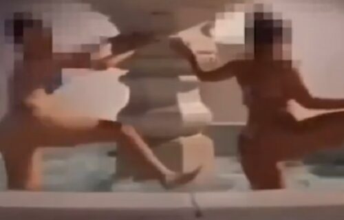 Devojke prekršile pravila i kupale se GOLE u fontani: Prišla im 3 muškarca sa najluđim ZAHTEVOM (VIDEO)