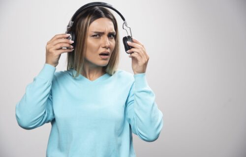 Da li znate šta se zaista dešava u vašem telu kada predugo nosite SLUŠALICE? Posledice mogu biti OZBILJNE