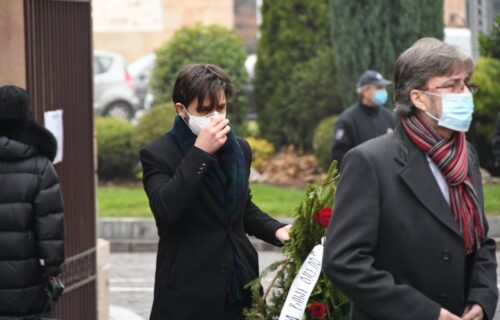 POTRESNE poruke na vencima dorćolskom BOEMU, pevač poručio: Uz tebe je jedan klinac imao dva oca! (FOTO)