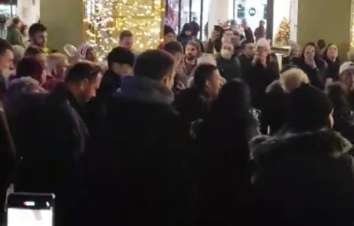 Beograd u tradicionalnom PRAZNIČNOM duhu: Pogledajte novogodišnju atmosferu iz Knez Mihailove (VIDEO)