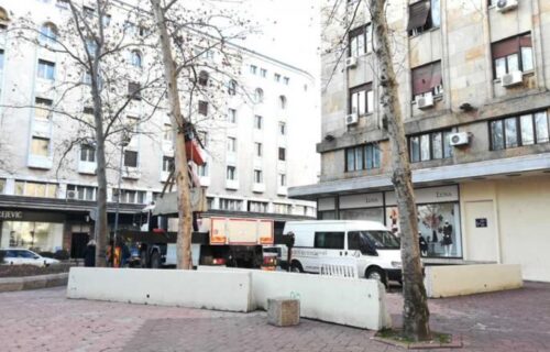 Postavljene betonske prepreke na Trgu Nikole Pašića protiv BAHATOG parkiranja (FOTO)