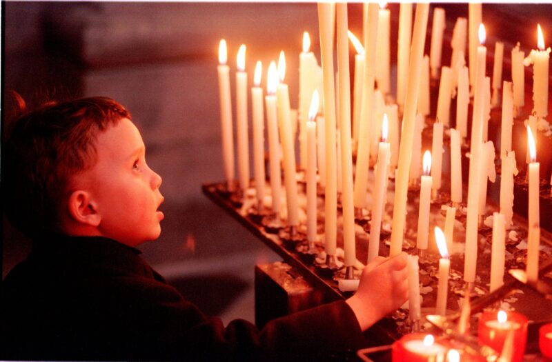 Dete sa svećom