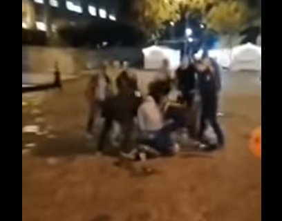 Jeziv snimak iz Pule: Mladić MAKAZAMA NASRNUO na prolaznike, pa na policajke, jedva ga savladali (VIDEO)