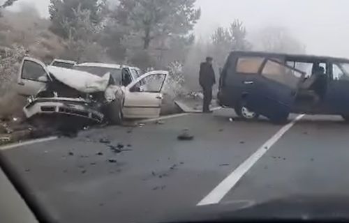 Jeziva nesreća kod Sjenice: Sudarili se kombi i auto, vozilo NEPREPOZNATLJIVO od siline udarca (VIDEO)
