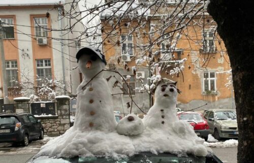 Beograđanin zarađuje novac pomoću snega i društvenih mreža, oduševljeni prolaznici plaćaju duplo (FOTO)