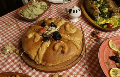 Da li znate kako se LOMI ČESNICA i za koga se odvaja posebno parče: Domaćin prvi počinje