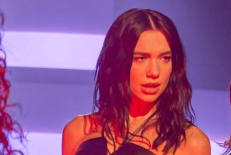 Dua Lipa OPET pljuje po Srbima i prekraja istoriju: Ređala pogrdna imena, pa spomenula i svog DEDU